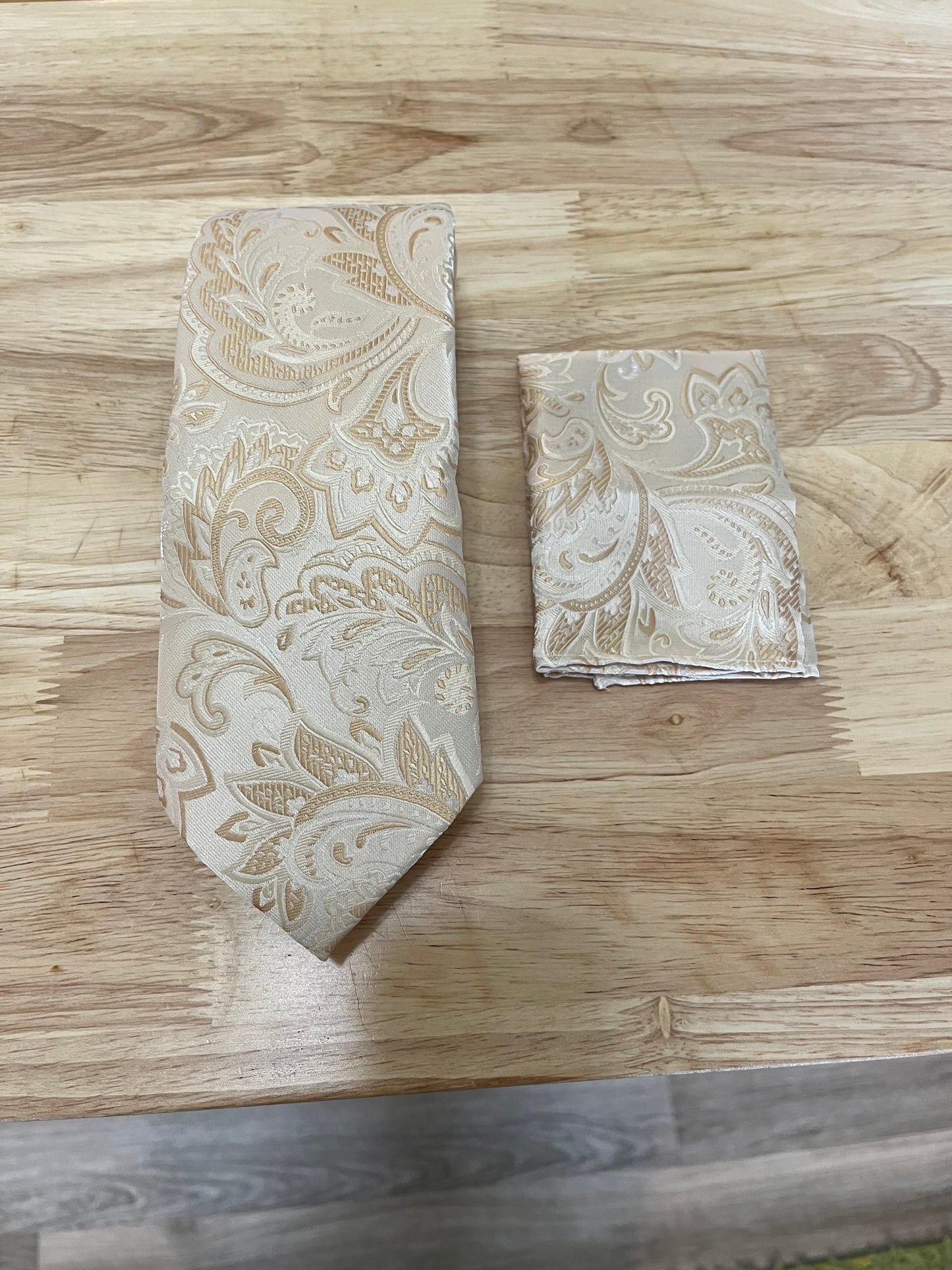 Men’s fashionable necktie and pocket square